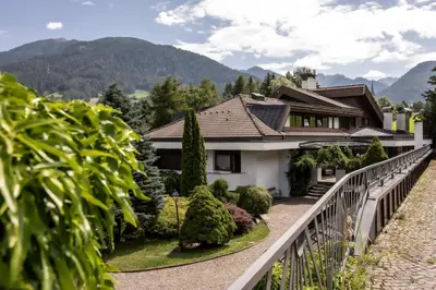 a house with a garden on a bridge at B&B Villa Pattis in Vipiteno