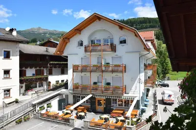 an aerial view of a hotel with tables and chairs at Gasthaus zum Weissen Kreuz in Lazfons
