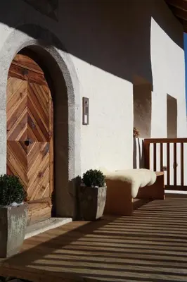 a room with a bed and a wooden door at Mitterstiller in Auna di Sotto