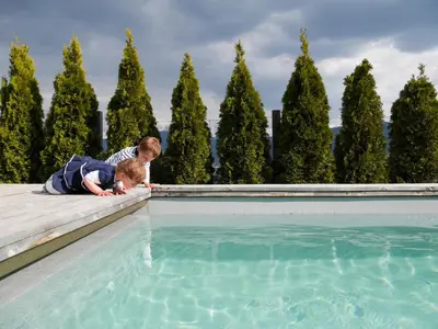 a man and a child looking at a pool of water at Mitterstiller in Auna di Sotto