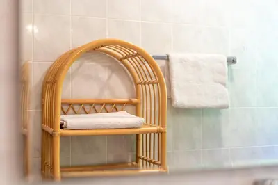 a wicker shelf in a bathroom with a towel at Ferienwohnungen Atz in Termeno