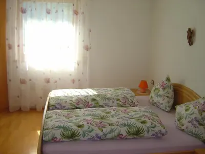a bedroom with a bed and a window at Appartements Oberleiter in Valdaora