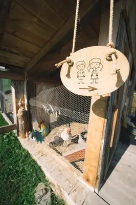 a sign hanging from a cage with a chicken at Apartments Oberpichlhof in Valdaora