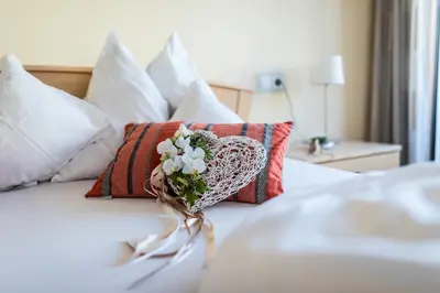 a cup of coffee and a bouquet of white flowers at Spanglerhaus in Nova Ponente
