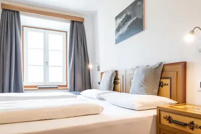 two beds in a hotel room with a window at Villa Alba in La Villa