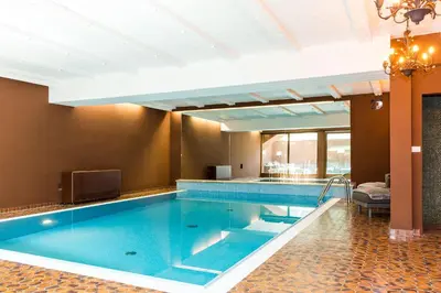 a large swimming pool in a hotel room at Residence MAYR in Castelrotto