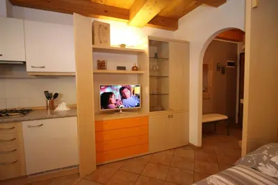 a kitchen with a tv on a counter in a room at Home White in Laives