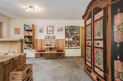a shop with a large wooden door in a room at Haubenthal in Villabassa