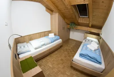 two beds in a small room with at Appartements Else in Ortisei