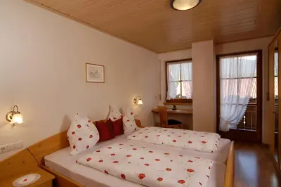 a bedroom with two beds and a window at Häuslerhof in Naz-Sciaves