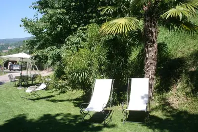 a bedroom with a bed and a table and chairs at Burgunderhof in Montagna