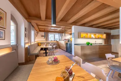 a kitchen and dining room with a table and chairs at Pension Etschblick B&B in Frangarto