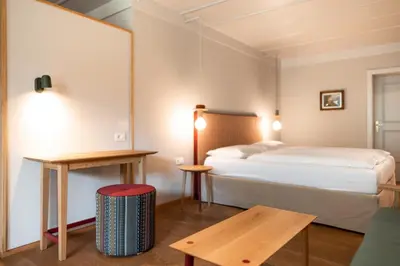 a hotel room with a bed and a table at Ansitz Pünthof in Lagundo