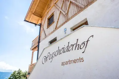 a sign on the side of a building at Wegscheiderhof in Feldthurns