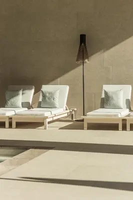 two white couches and a lamp in a room at Engel Gourmet&Spa in Nova Levante