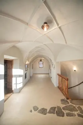 an empty hallway in a house with a ceiling at Hotel Gassenwirt in Chienes