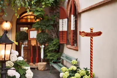 a street sign on a pole in front of a building at Schlosswirt Forst in Lagundo