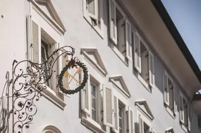 a wreath hanging on the side of a building at Residence Chiavi D'Oro - Goldener Schlüssel in Bressanone