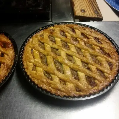 a pie in a pan with a waffle at Albergo Posta in Colle Santa Lucia