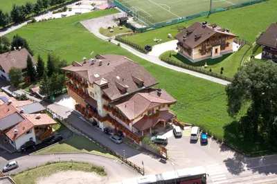 an overhead view of a large house with a yard at Al Piccolo Hotel in Vigo di Fassa