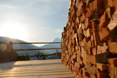 a brick wall with the sun in the background at Naturchalet in San Vigilio Di Marebbe
