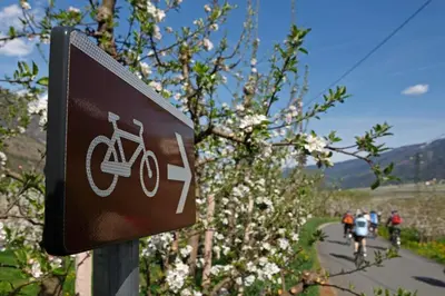 a sign on a trail with people riding bikes at Haus Schweitzer - Naturns in Naturno