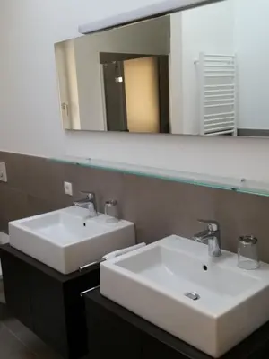 a bathroom with two sinks and a large mirror at Ferienwohnung Palma in Termeno