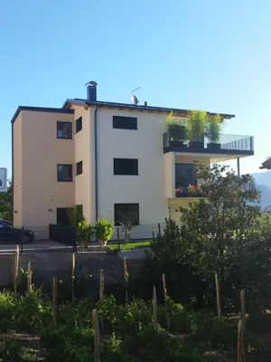 a house with a balcony on top of it at Ferienwohnung Palma in Termeno