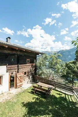 a picnic table in the yard of a log cabin at Hütterhof Passeiertal in San Martino