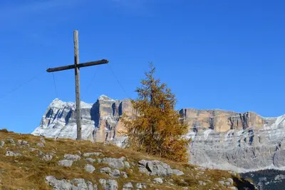 a cross on top of a hill with a mountain at Agriturismo Anví in Badia