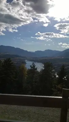 a view of a view of a lake from a bench at Casa da Aldo in Castelfondo