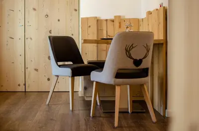 two chairs with antlers on their backs in a room at Le Suite della nonna Teresina in Moena