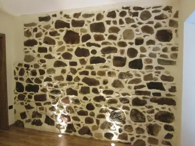 a wall made out of rocks on a wall at Agriturismo Pisani in Brez
