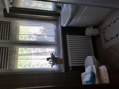 a bathroom with a window with blinds on it at B&B RAINA in Castelfondo