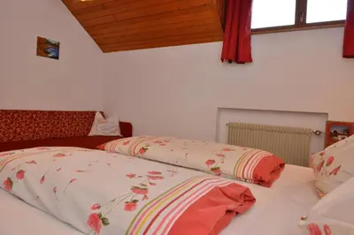 two beds sitting next to each other in a bedroom at Appartements Hoferhof in Villabassa