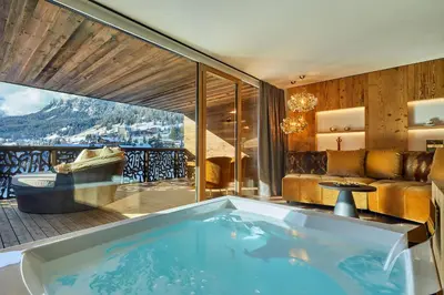 a jacuzzi tub in a room with a view at Hotel Christiania in La Villa