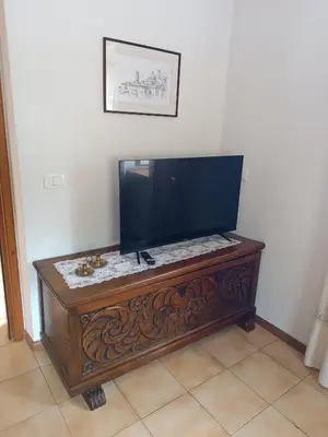 a flat screen tv sitting on top of a wooden table at Casa 