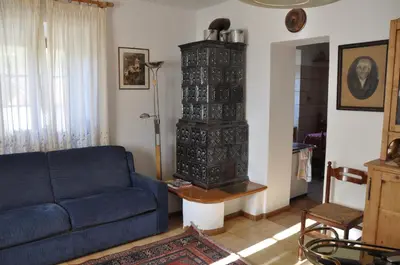 a living room with a blue couch and a fireplace at Casa 
