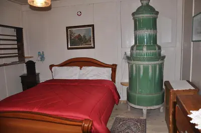 a bedroom with a bed and a green heater at Casa 