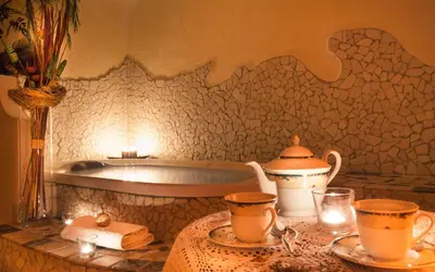a table with tea cups and a bath tub at Residence Garni Melcherhof in Racines