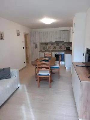 a kitchen and dining room with a table and chairs at Casa con vista a Moena in Moena