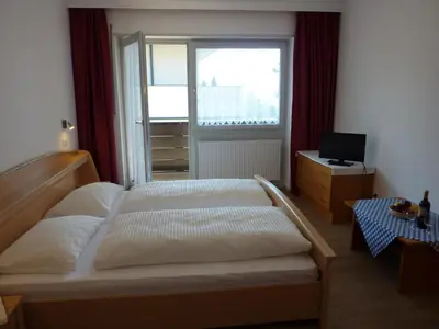 a bedroom with two beds and a window at Appartement Windisch in Tirolo