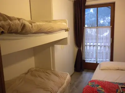 a room with two bunk beds and a window at Casa Litegosa in Panchia