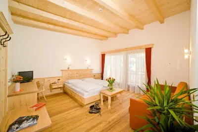a hotel room with a bed and a television at Hotel Pider in La Valle