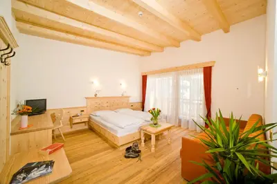 a hotel room with a bed and a television at Hotel Pider in La Valle