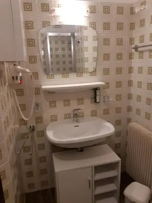 a bathroom with a sink and a mirror at App Brunner in Valdaora
