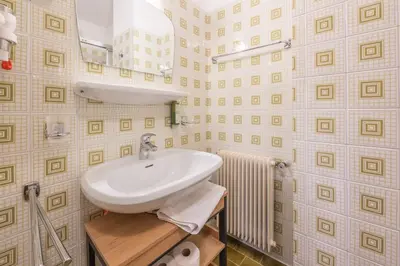 a bathroom with a sink and a mirror at App Brunner in Valdaora