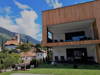 a house with a balcony with a view of mountains at Moar am Ort in Schenna