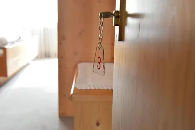 a door with a tag hanging on a chain at Schönblick OHG des Daum Tobias in Aldino