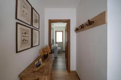 a hallway with a wooden table in a room at Casa del Salice in Carano